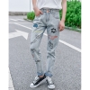 Quần jean boyfriend thêu họa tiết cá tính