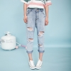 Quần jean lửng boyfriend sờn rách
