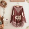 Áo len họa tiết hình học tua rua ở gấu áo