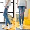 Quần jean những miếng vá nhiều màu sắc