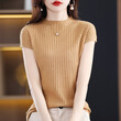 Áo len nữ tay ngắn, lông cừu dệt mịn, cổ cao vừa.