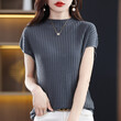 Áo len nữ tay ngắn, lông cừu dệt mịn, cổ cao vừa.