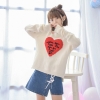 Áo len hình trái tim trước ngực