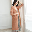 Áo khoác cardigan nữ dáng dài, chất liệu len tơ.
