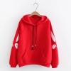 Áo hoodie in hoạ tiết trên tay
