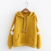 Áo hoodie in hoạ tiết trên tay