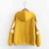 Áo hoodie in hoạ tiết trên tay