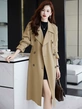 Áo khoác trench coat nữ dáng trung dài, phong cách Anh Quốc, form rộng, che khuyết điểm, thắt eo tôn dáng.