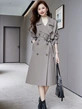 Áo khoác trench coat nữ dáng trung dài, phong cách Anh Quốc, form rộng, che khuyết điểm, thắt eo tôn dáng.