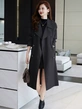 Áo khoác trench coat nữ dáng trung dài, phong cách Anh Quốc, form rộng, che khuyết điểm, thắt eo tôn dáng.