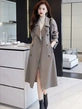 Áo khoác trench coat nữ dáng trung dài, phong cách Anh Quốc, form rộng, che khuyết điểm, thắt eo tôn dáng.