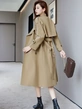 Áo khoác trench coat nữ dáng trung dài, phong cách Anh Quốc, form rộng, che khuyết điểm, thắt eo tôn dáng.