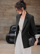 Áo khoác blazer nữ tay lật gấu đơn giản - ảnh 4