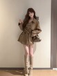 Áo khoác măng tô nữ dáng ngắn màu kaki, eo chiết, xuân phong cách Hàn pha Anh