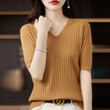 Áo len nữ cổ chữ V, lông cừu dệt mịn.