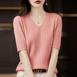 Áo len nữ cổ chữ V, lông cừu dệt mịn.