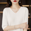 Áo len nữ cổ chữ V, lông cừu dệt mịn.