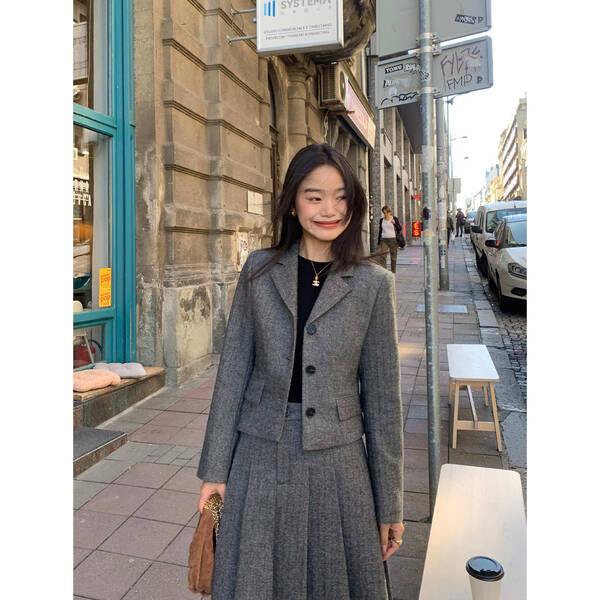 Bộ hai món gồm áo khoác vest dạ dáng ngắn kết hợp chân váy...