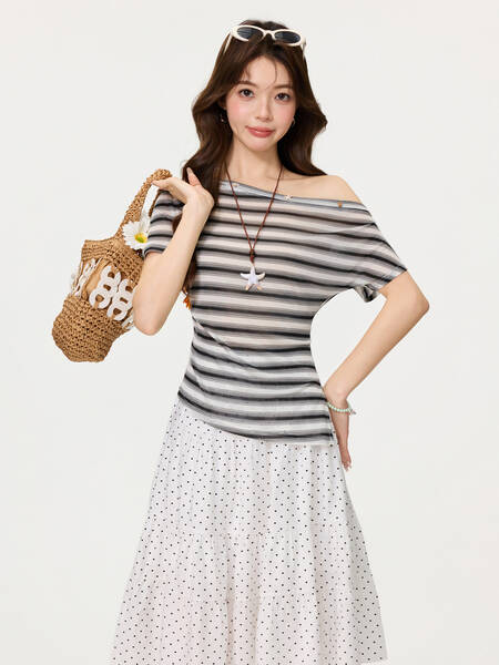 Áo thun nữ ngắn tay sọc đen trắng phong cách retro, lệch vai hở...