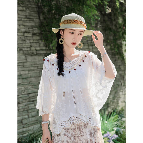 Áo phối ren nữ màu trắng cổ V khoét lỗ, thiết kế dành cho...