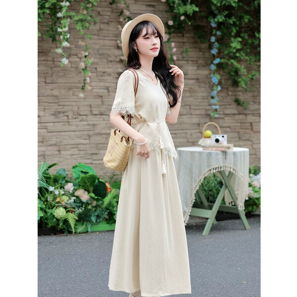 Bộ 2 món nữ gồm áo sơ mi cổ V phối ren bất đối xứng và...