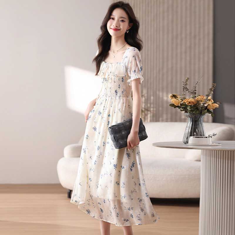 Đầm họa tiết hoa nhí cổ vuông