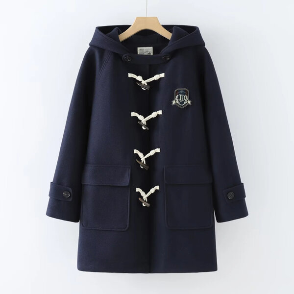 Áo khoác dạ dáng trung kèm ghim cài, phù hợp mùa thu đông