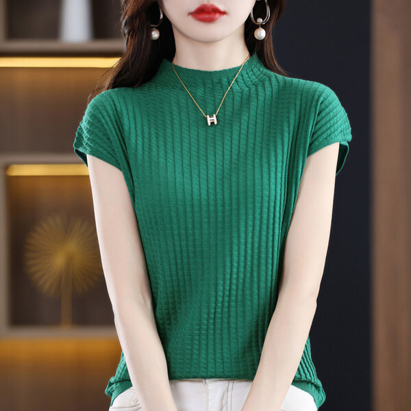 Áo len nữ tay ngắn, lông cừu dệt mịn, cổ cao vừa.