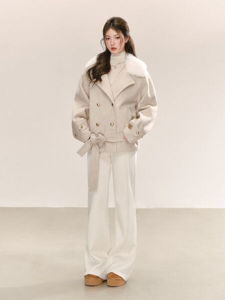 Áo măng tô dạ phong cách cổ điển phối cổ lông, có lớp lót...