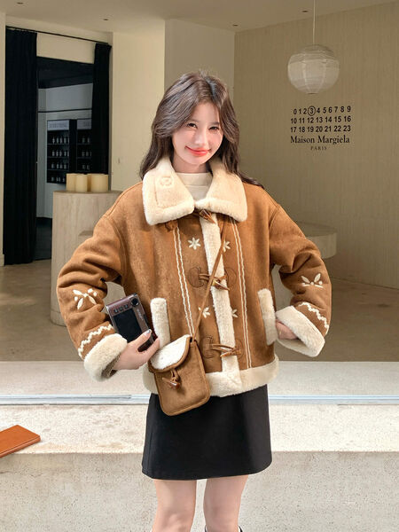 Áo khoác da lộn lót lông cừu nữ hoa thêu, cúc sừng, dày dặn...