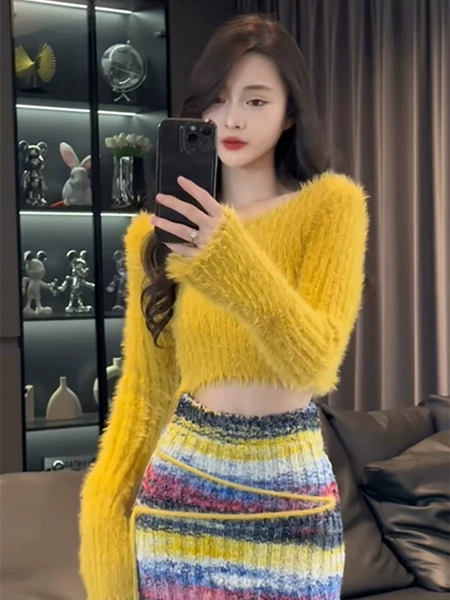 Áo len dệt kim lông, chân váy phối màu mùa thu đông nữ