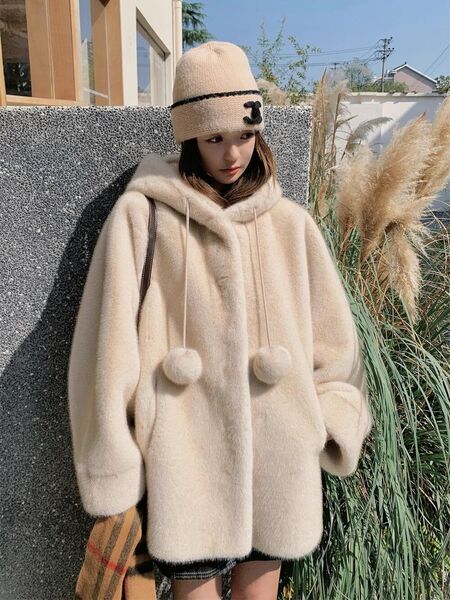 Áo khoác lông chồn giả dày dặn, dài vừa phải, có mũ trùm...