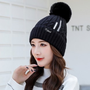 Mũ len nữ đính quả bông