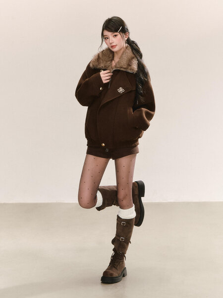 Áo khoác dạ phối cổ lông, có lớp lót lông vũ giữ ấm, thắt...