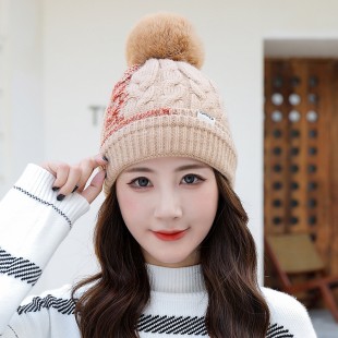 Mũ len nữ đính quả bông