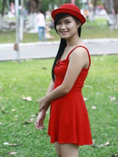 Nguyễn Thanh Thục Nhân, điệu với những bộ cánh màu đỏ
