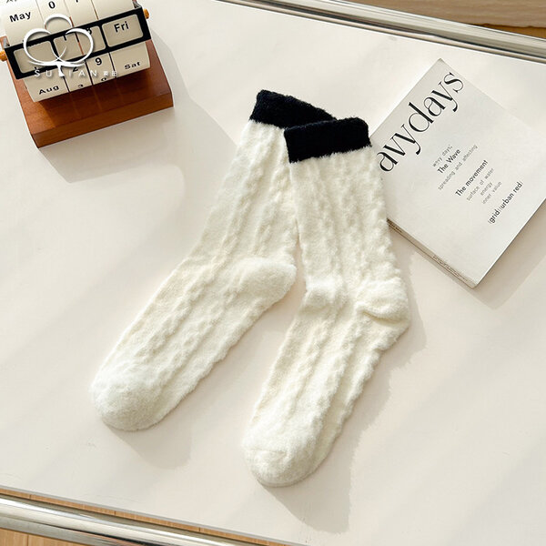 Tất vớ nữ cổ trung dày dặn bên trong có lớp lông giữ ấm...