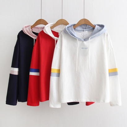 Áo hoodie sọc ngang ở tay áo