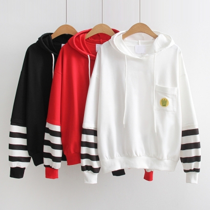 Áo hoodie sọc ngang ở tay áo