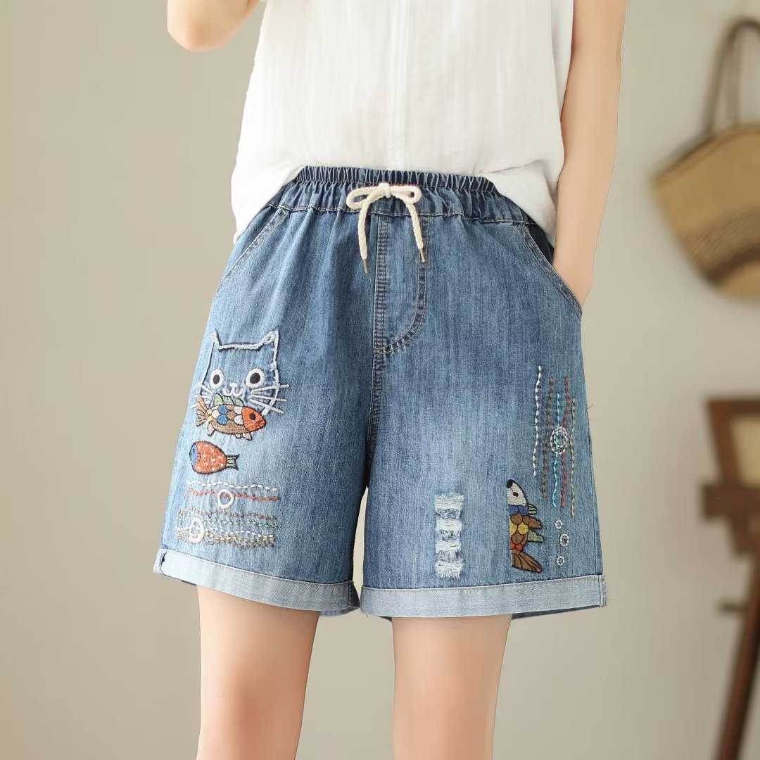 Quần short jean nữ thêu hình mèo và cá