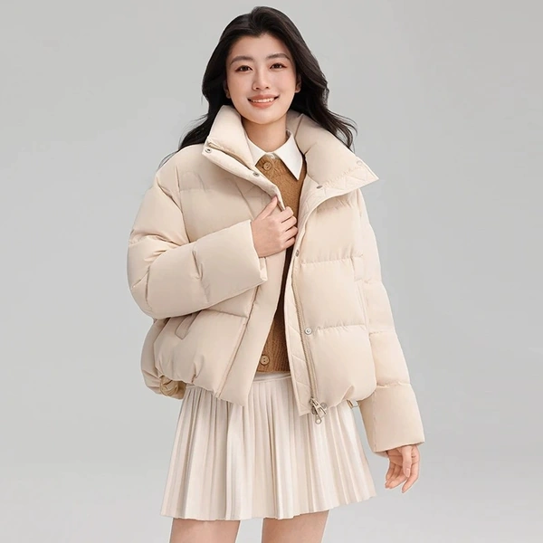 Áo phao lông vũ cổ đứng, dáng ngắn, thanh lịch và giữ ấm.