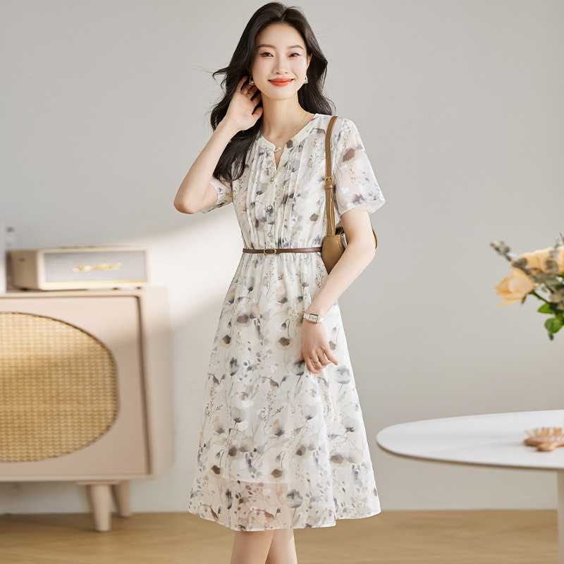 Váy họa tiết hoa kèm thắt lưng