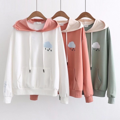 Áo hoodie in hình đám mây trước ngực