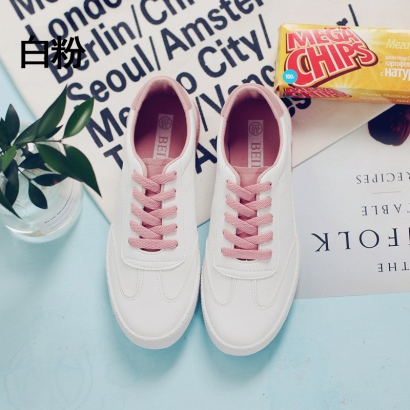 Giày trắng phong cách đơn giản