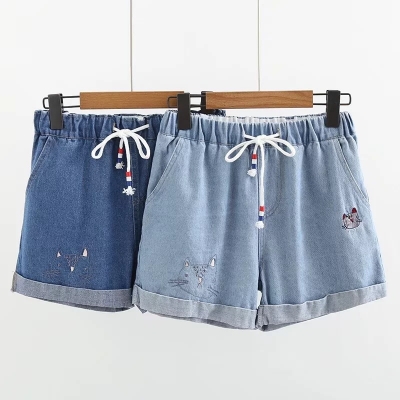 Quần short jean thêu hình mặt mèo