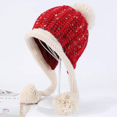 Mũ len đính quả bông