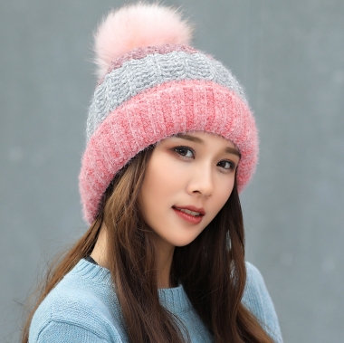 Mũ len đính quả bông