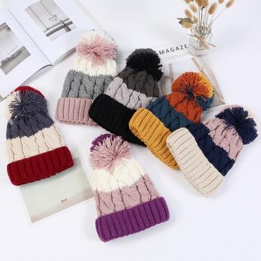 Nón len đính quả bông