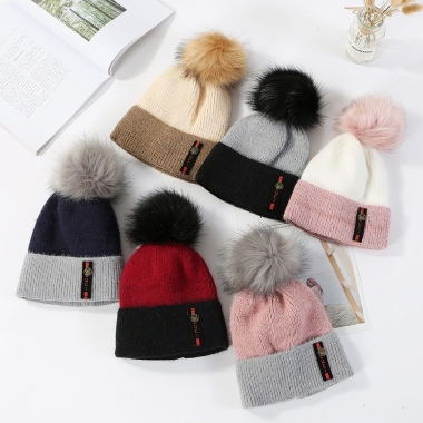 Mũ len đính quả bông xù