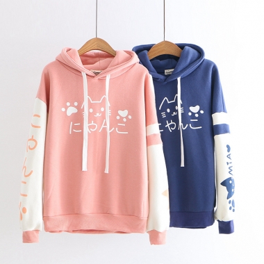 Áo hoodie chú mèo và dấu chân